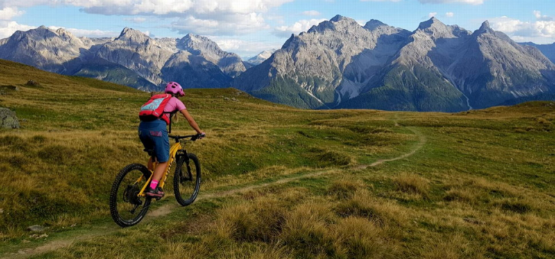 Obrázek epizody Dolní Engadin - nejbližší švýcarský region plný krásné přírody i historie. Provede vás jím bikerka a cestovatelka Andrea Drengubáková