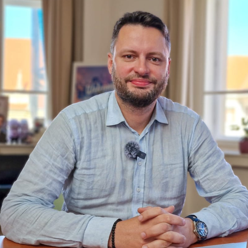 Obrázek epizody Kdo si z tragédie na Slovensku dělá kampaň? A proč jsem podal stížnost na ČT? | Čau Praho! #84