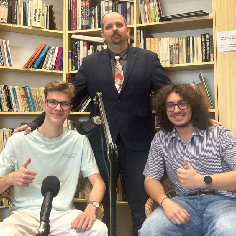 Obrázek epizody S Adamem Wiltschem nejen o jeho vášni pro cestování a fotografování, cestě na Mendlák, ale i jeho dětství a studiu