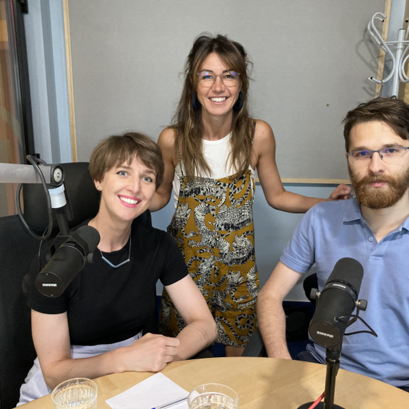 Obrázek epizody S organizací Jsme fér o tom, že 95 % zahraničních studií dokazuje, že gayové a lesby jsou stejně dobrými rodiči jako heterosexuální lidé