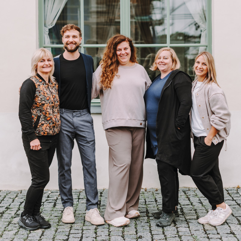 Obrázek epizody 44: Co se děje, když se tým Dyzajn marketu vydá do Berlína? Kdo při balení balíčků „Překvap sám sebe“ testoval obsah až moc důkladně? A proč bude na každém Dyzajnu stanová budova?