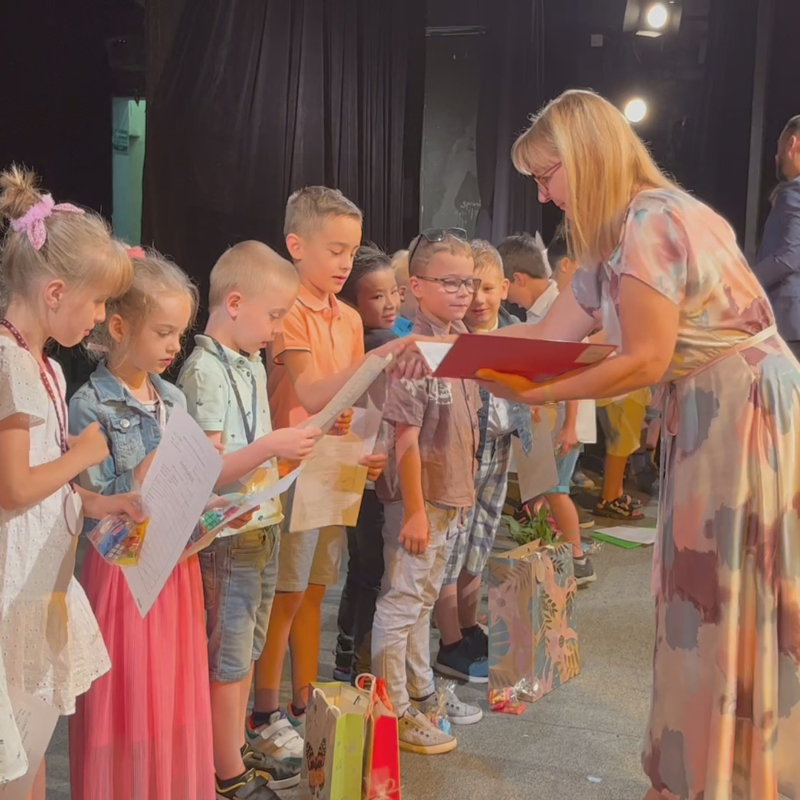 Obrázek epizody O jeden pracovní týden dříve než ostatním dětem z Mostu začínají prázdniny žákům z 1. základní školy.