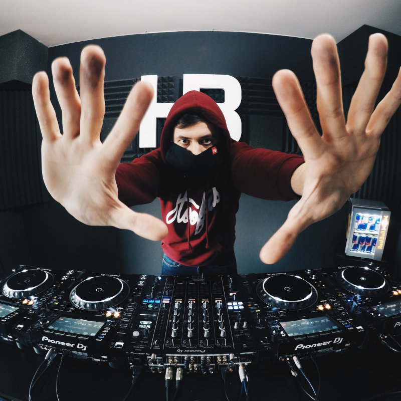 Obrázek epizody Založil jsem vlastní DJ školu. Naučíte se hrát za 1 hodinu?