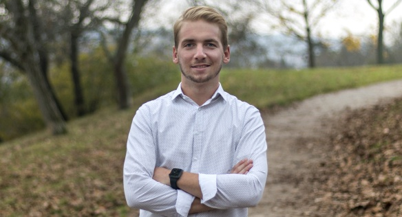 Autorita Petra Fialy je taková, že nemusí křičet, říká tiskový mluvčí Úřadu vlády Václav Smolka