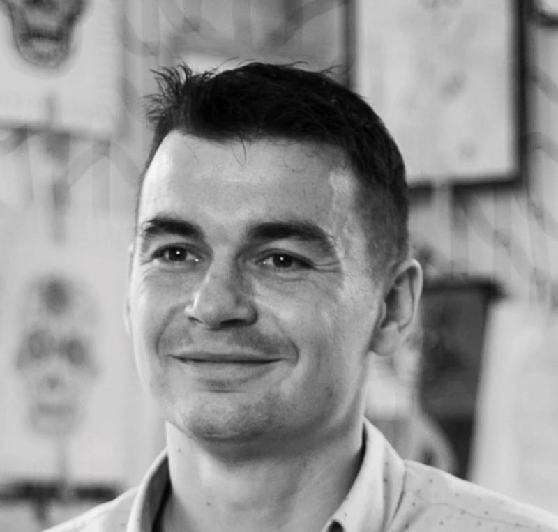 Obrázek epizody Podle učitele matematiky Tomáše Chrobáka, který se jako první Čech umístil v soutěži Global Teacher Prize, není možné dohnat ve školách to, co se v době koronavirové pauzy neodučilo.