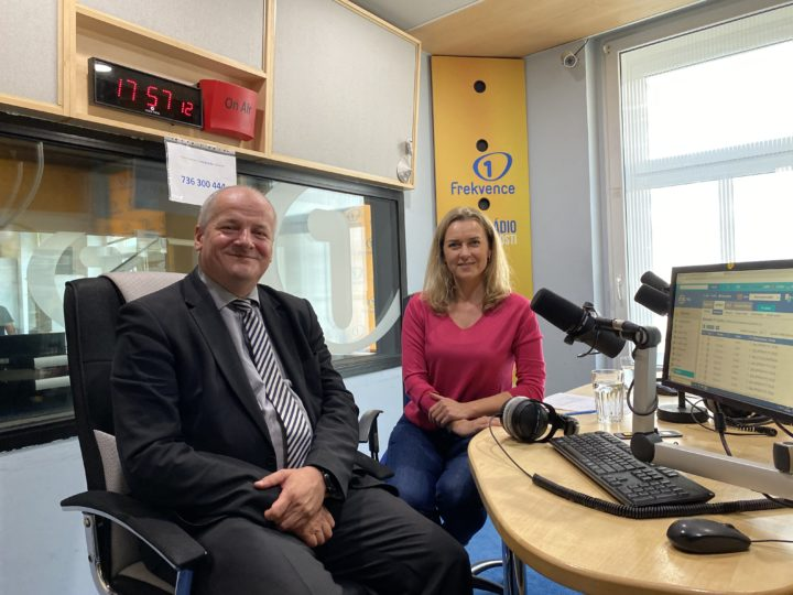 Obrázek epizody Roman Prymula: Počty nakažených se zvyšují. Virus se lépe šíří, ale má mnohem méně závažné příznaky