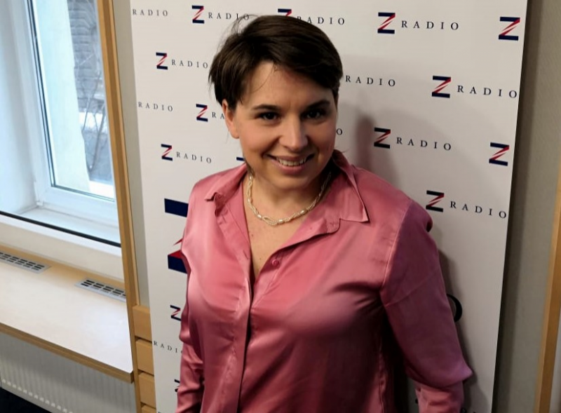 Obrázek epizody Pokud si s někým tykáme na sociálních sítích, je to charakterem té skupiny, ale v reálném světě to neplatí, říká lektorka etikety Iva Pluháčková