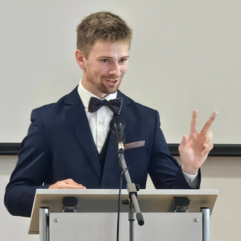 Obrázek epizody Šimon ŘEŘUCHA: Když nezapadáš (22. 8. 2026)