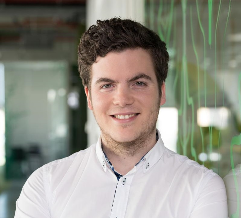 Obrázek epizody Investice nemusí být španělská vesnice. Chcete proniknout do jejich světa, ale nevíte jak na to? Jsou investice vždy rizikové? A kam se obrátit, když se rozhodnete začít? Tajemství investic odkrývá v novém dílu Podcastu O všem Filip Zavřel z Air Bank