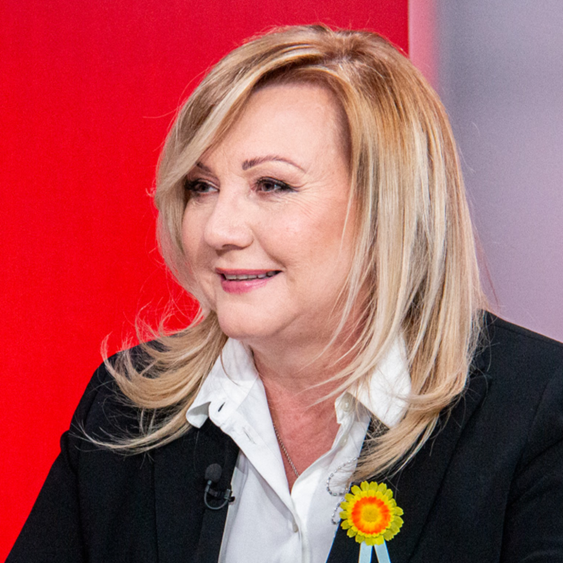 Obrázek epizody Kuloáry | Alena Schillerová (ANO) o novém tetování: Ničeho nelituji, doma si na to zvykli | 14. 5. 2025