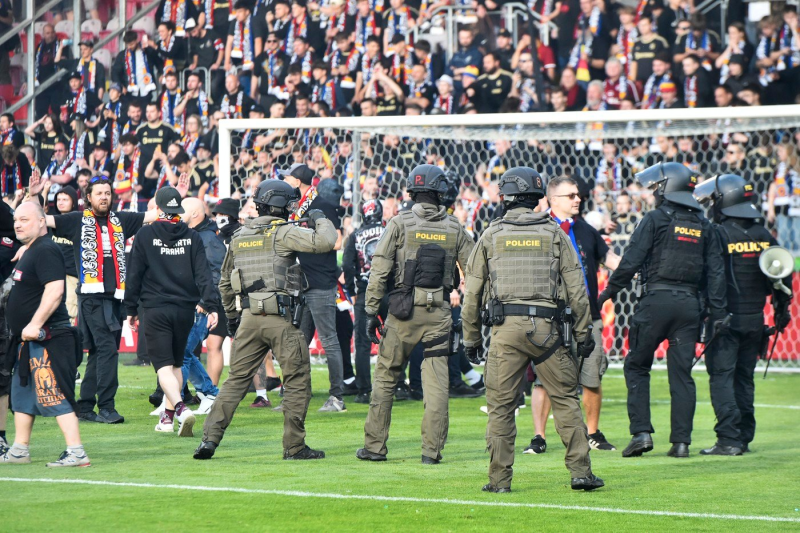 Obrázek epizody Agresivita fotbalových fanoušků bolí kluby nejen finančně, ale hlavně reputačně