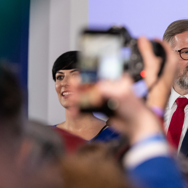 Obrázek epizody Hlavní zprávy - rozhovory a komentáře: Polední publicistika: Nová varianta koronaviru. Odložené jmenování premiéra. Covid-19 na Slovensku.