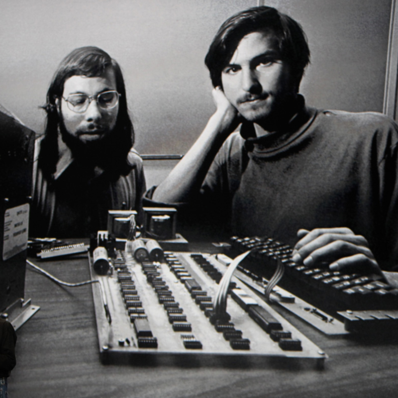 Obrázek epizody Z garáže do celého světa. Jak se firmě Apple vede po padesáti letech v éře AI a celních bariér?