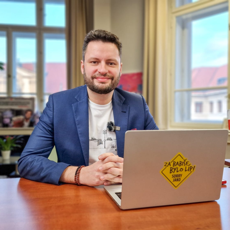 Obrázek epizody Starostové znovu podráží partnery. Fiala se dál zamotává do pračky peněz. | Čau Praho! #70