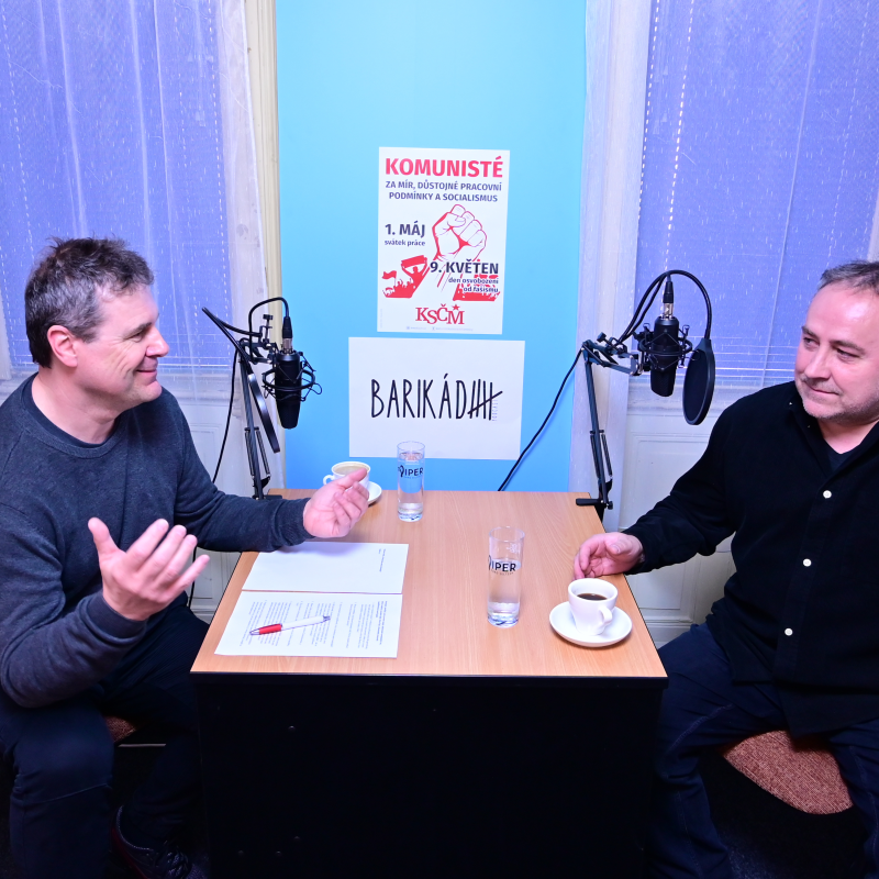 Obrázek epizody O muzice, rozdělení Československa i aktivním odporu proti vládě Petra Fialy s muzikantem známým z protivládních demonstrací, Jozefem Kupčíkem