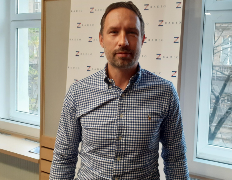 Obrázek epizody Amatérský sport dnes bojuje o přežití. Firemní fotbalová liga Golden Tour je o motivaci utužit své zdraví a být také třeba určitým vzorem i pro své děti, říká její organizátor Karel Bláha.