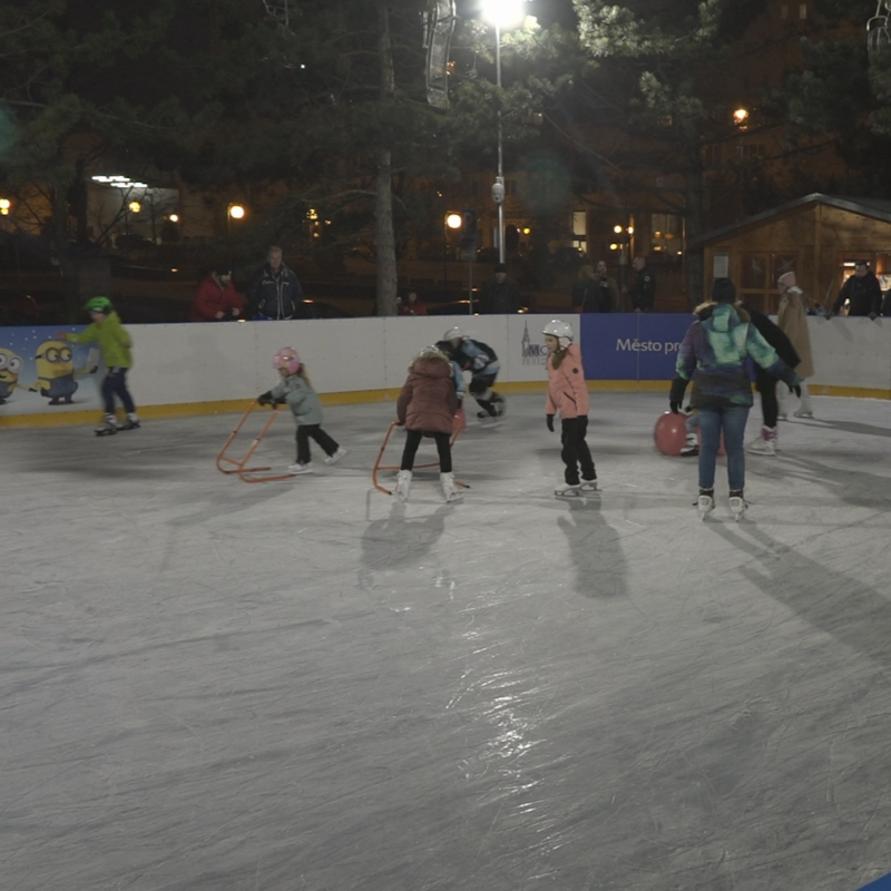 Obrázek epizody V Radničním parku mezi mosteckým magistrátem a hotelem Cascade se opět bruslí.