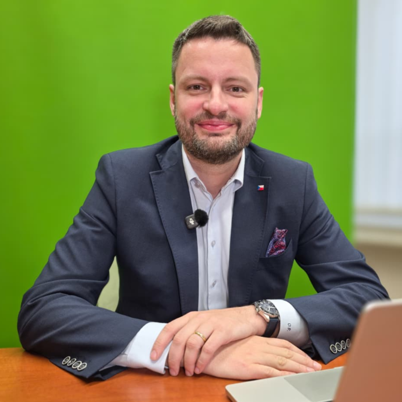 Obrázek epizody Chtějí Spojené státy evropské? Jako vážně? Rakušan přiznal telefonování z šifráku. | Čau Praho #178