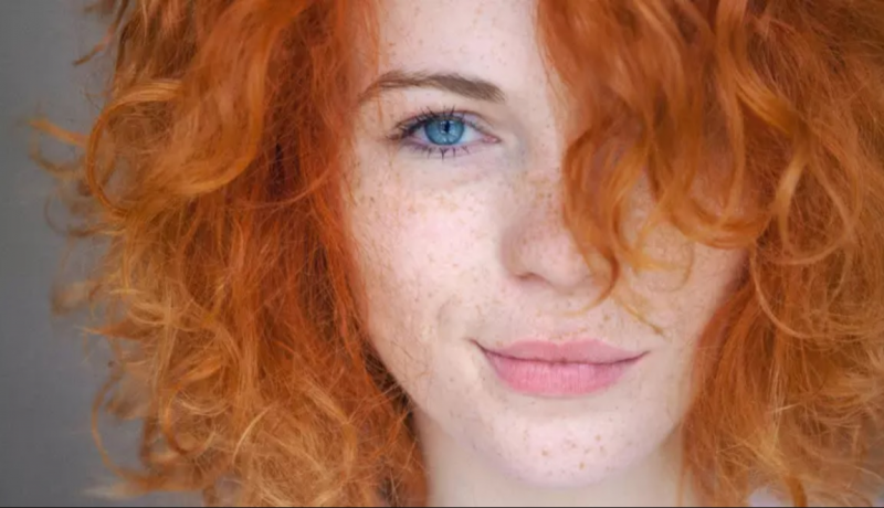 Obrázek epizody Konektor: Žofie Dařbujánová nám barevně ladí, Kontrafakt dělá reklamu na rap, Lenny se spojila s Mikem Shinodou a výsledek je super. No a pak do vás budeme sypat hlavně rolničky, že jo…