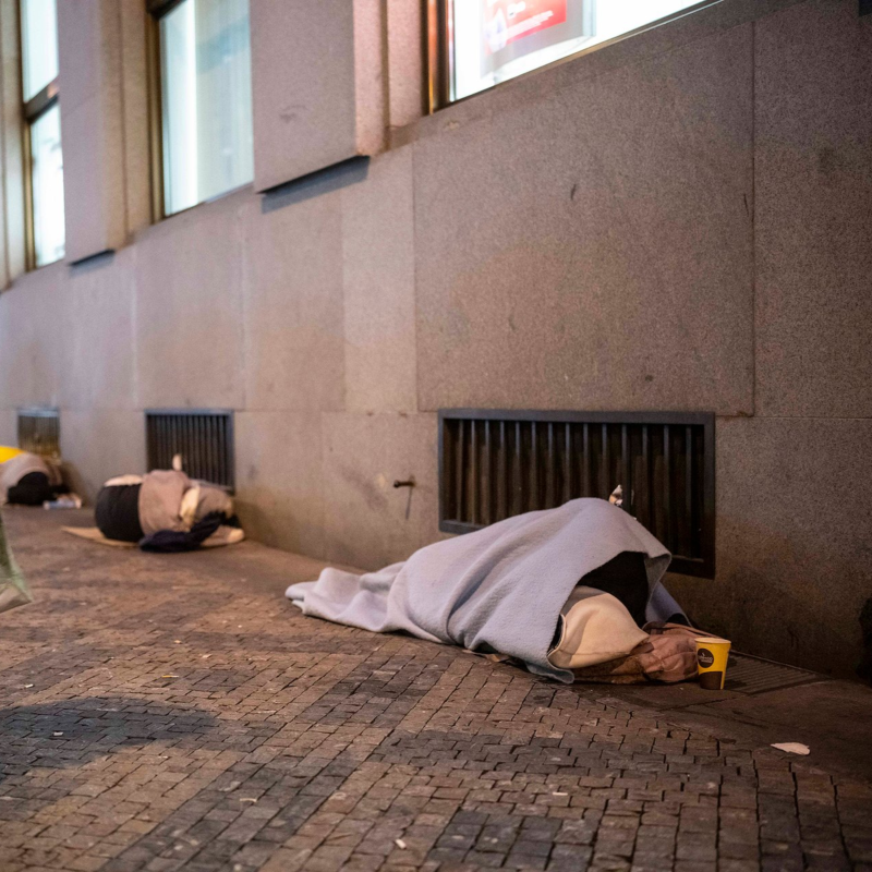 Obrázek epizody Čtyřicet lidí bez domova dostalo sto tisíc. Nejčastěji je dali za bydlení, ukázal unikátní projekt