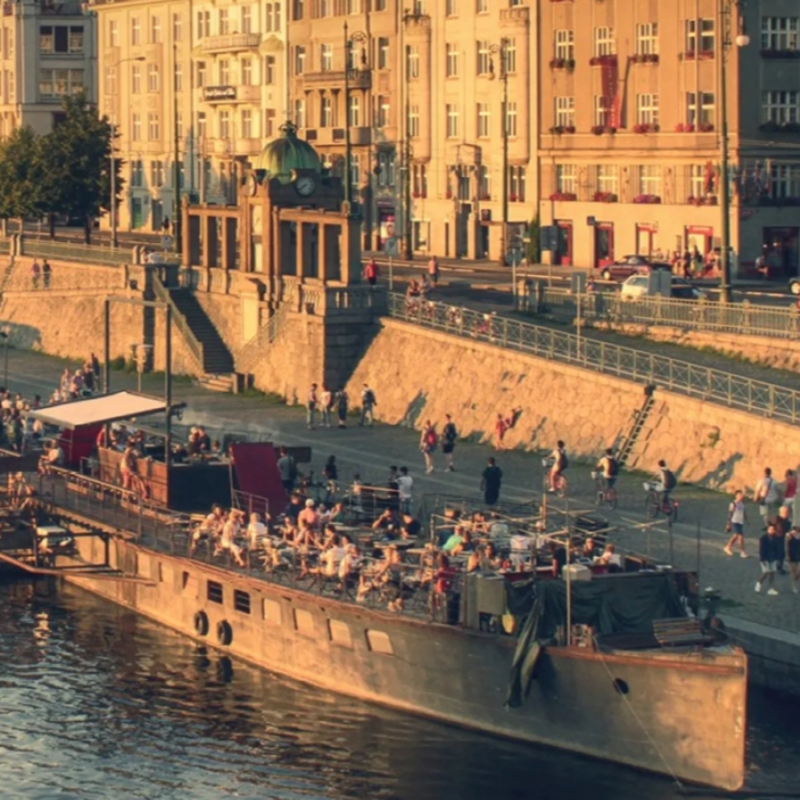 Obrázek epizody Ivo Slavík, který zaplnil pražskou náplavku kulturou: „Byrokracie nás dusí a hází klacky pod nohy.“