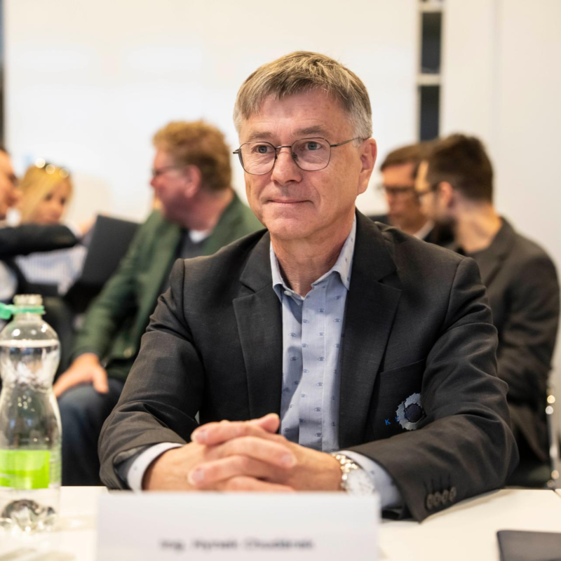 Obrázek epizody Ředitel ČT jde za Klempířem. Ve volbě radních mezatím paktují zástupci vlády a opozice