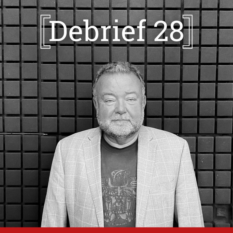 Obrázek epizody DEBRIEF 28 s Miroslavem Karasem | První část: O práci zahraničního zpravodaje a polské národní paměti