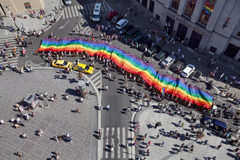Obrázek epizody Ani heterosexuálové často nedostojí nárokům poslanců na stejnopohlavní svazky