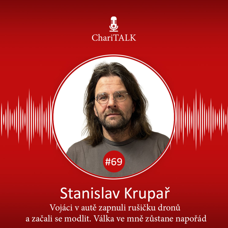 Obrázek epizody #69 Vojáci v autě zapnuli rušičku dronů a začali se modlit. Válka ve mně zůstane napořád, říká fotograf Krupař