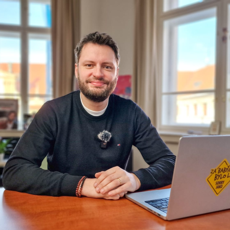 Obrázek epizody Fiala a miliony ve Švýcarsku. Hnutí ANO atakuje 40 %. Piráti by nás nejradši zakázali. Čau Praho! #74