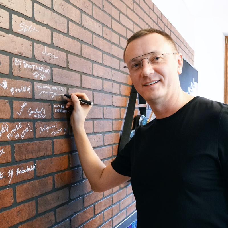 Obrázek epizody PODCAST #13 PETR NOVAGUE - Co přesně je Design? Apple vs Tesla vs Porsche. Kam chodí na nápady?