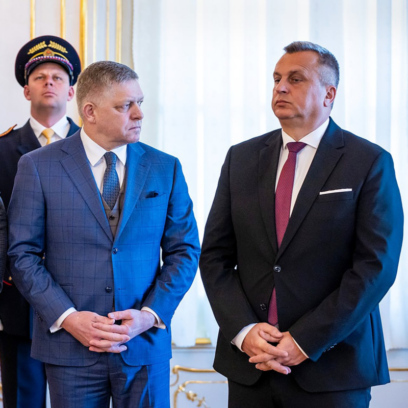 Obrázek epizody Kostolný: Poníženému Ficovi se rozpadá vláda. Vystupují jako banda amatérů, která se hádá o kšefty