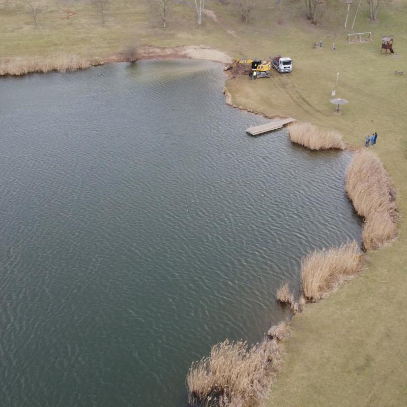 Obrázek epizody Ve sportovně rekreačním areálu Benedikt v Mostě probíhá úprava břehů v nádrži určené ke koupání.