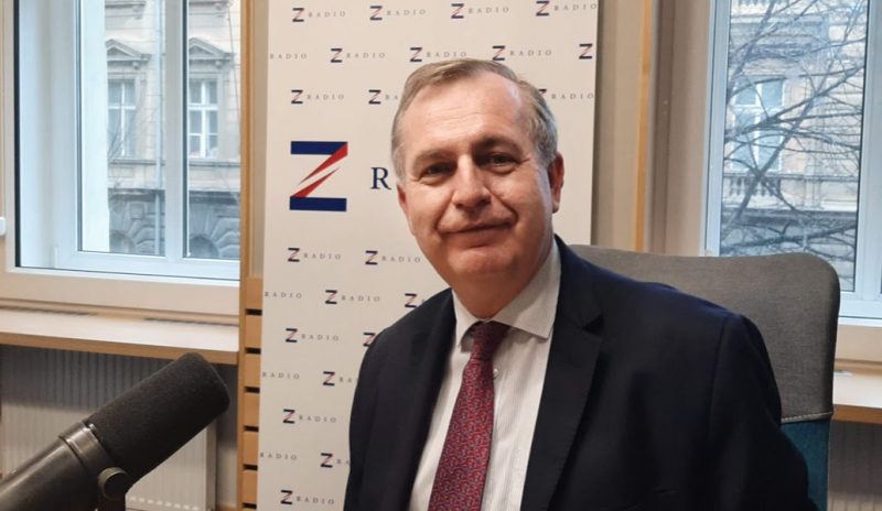 Obrázek epizody Rektor UK Zima k ruské vakcíně Sputnik: Věřím, že v řádů týdnů nebo měsíců to bude další vakcína, kterou se bude moci očkovat