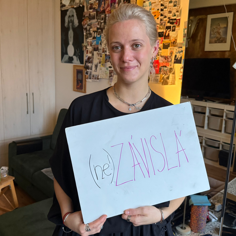 Obrázek epizody 101.díl (ne!)ZÁVISLÁ: Violoncellistka Terezie Kovalová o léčbě psychedelicky a rozhodnutí nemít děti