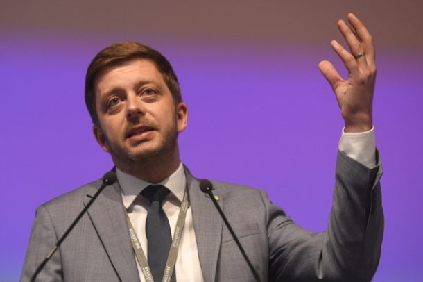 Předseda Starostů a nezávislých Vít Rakušan: Pokud vláda omezí nouzový stav do 10. 5., budeme hlasovat pro. Právníci nám řekli, že chceme-li zachovat nošení roušek nebo zákaz shromažďování, tak je nouzový stav tím jediným způsobem, jak tato opatření udrže