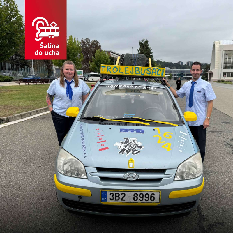 Obrázek epizody # 46 „Závod jezdí auta polepená plyšáky, s židlí na střeše nebo inspirované filmy. Náš vůz je malý trolejbus,“ říkají Nicole Stojková a Jaroslav Vašek.