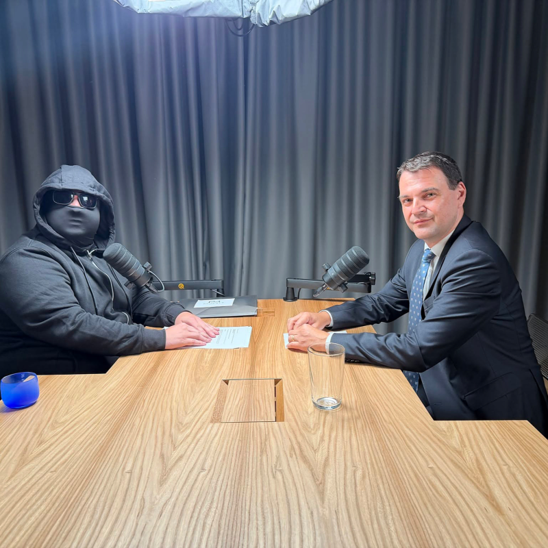 Obrázek epizody Těžký týden vicepremiéra Macinky: prohrál se Schillerovou a s youtubery