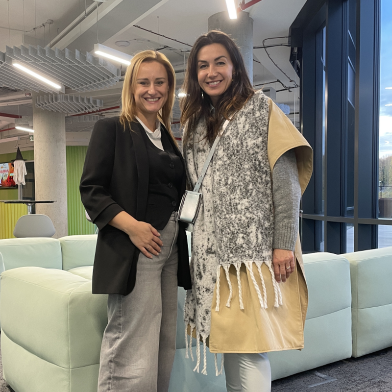 Obrázek epizody O Vánocích může pomoct i věc z druhé ruky. Petra Květová Pšeničná a Žaneta Slámová z Fandi mámám o aplikaci FandiMat a o materiální pomoci.