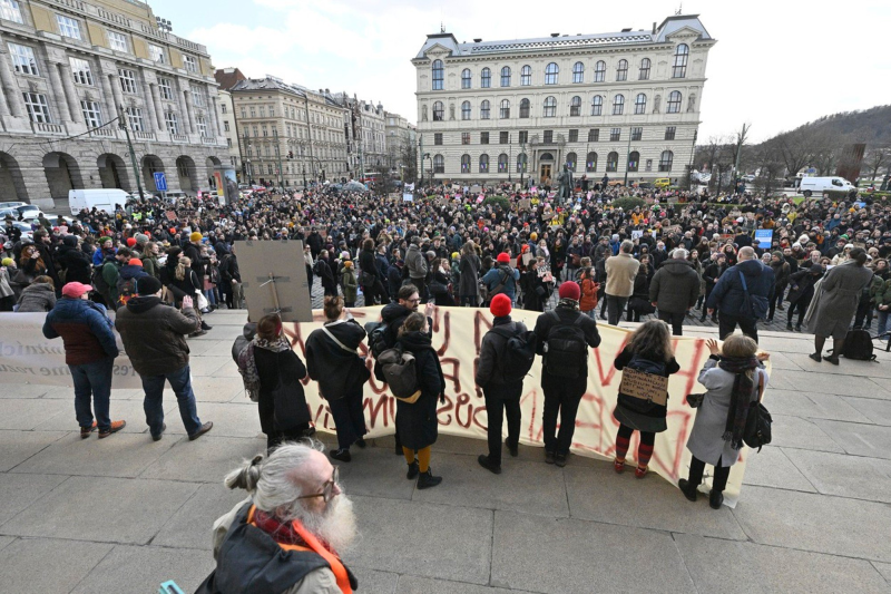 Obrázek epizody Může za nízké platy univerzitních učitelů v humanitních oborech stát, nebo vysoké školy?