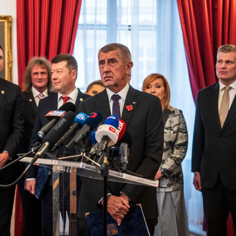 Obrázek epizody Končící vláda vydírá rozpočtem nastupující kabinet kvůli vedení Sněmovny