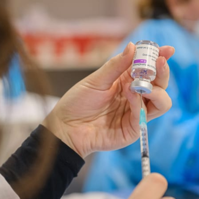 Obrázek epizody Očkovat proti covidu se v EU bude moci další vakcínou. Stačí jedna její dávka