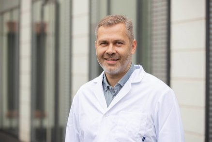 Obrázek epizody Před pandemií bylo obézních 24 % populace a zhruba další čtvrtina měla nadváhu. Teď se dostaneme přes padesát procent v součtu a ty čísla příliš pěkná nebudou, říká gastroenterolog Evžen Machytka