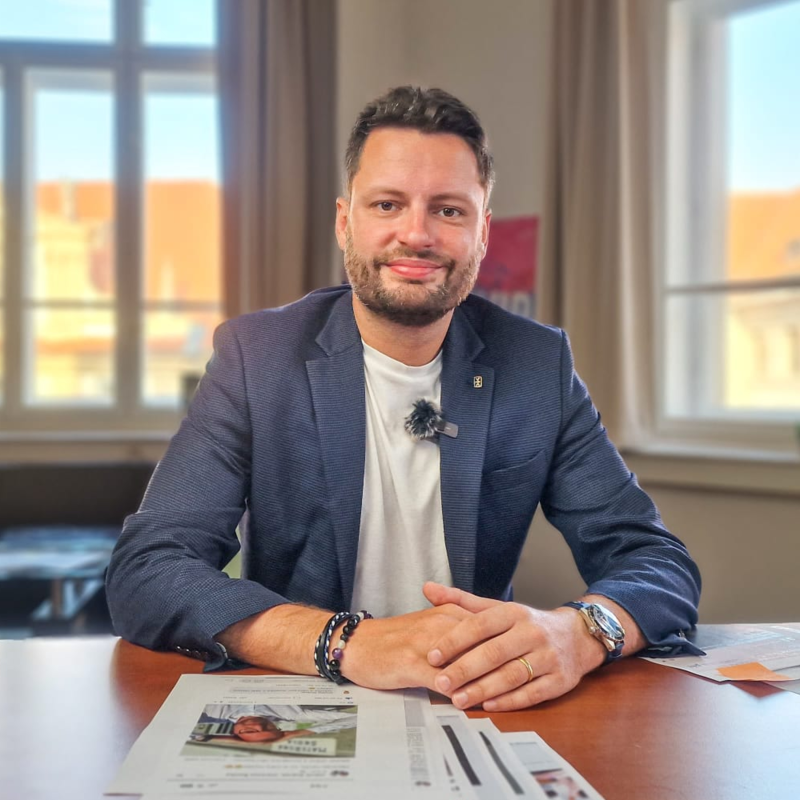 Obrázek epizody Čau Praho! #45: Vládě Petra Fialy věří jen 2% voličů. ČR se řítí do krize a zůstává montovnou Evropy