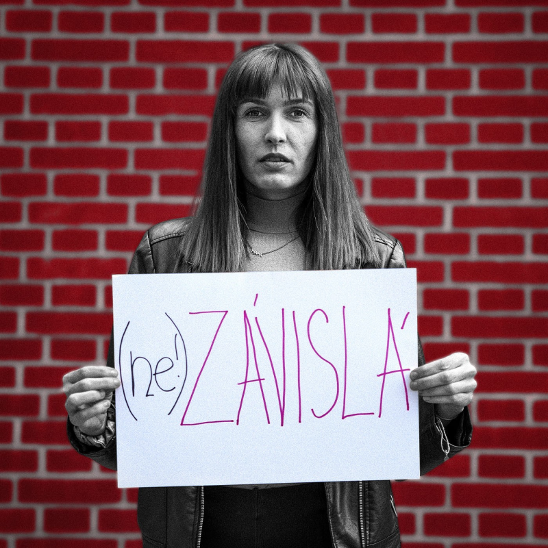 Obrázek epizody Herečka Alena Doláková v humorném rozhovoru popisuje zákulisí líbacích scén, zavzpomínala na Tři bratry a práskla, za koho se tajně vdala!