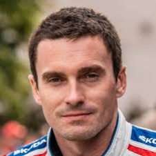 Obrázek epizody Rallye má v krvi celá rodina Honzy Kopeckého. Poslechněte si podcast EVOlucionáři, kde úspěšného jezdce vyzpovídá Míra Hejda.