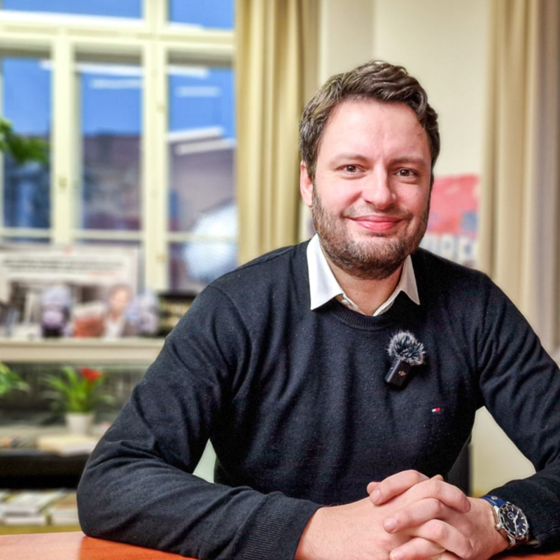 Obrázek epizody Češi, rozlučte se s korunou. Pavel chce EURO. Jurečka měl večírek v den střelby. Čau Praho!#64