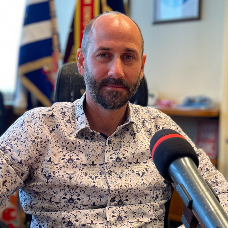 Obrázek epizody Jan Paparega byl v Mostě znovu zvolen do vedení města. Kromě primátorské má nyní pozici také v Senátu jako nejmladší zástupce horní komory.