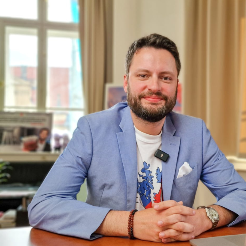 Obrázek epizody Fiala je nejméně oblíbený premiér na světě. Máme nejdražší energie v Evropě. | Čau Praho! #81