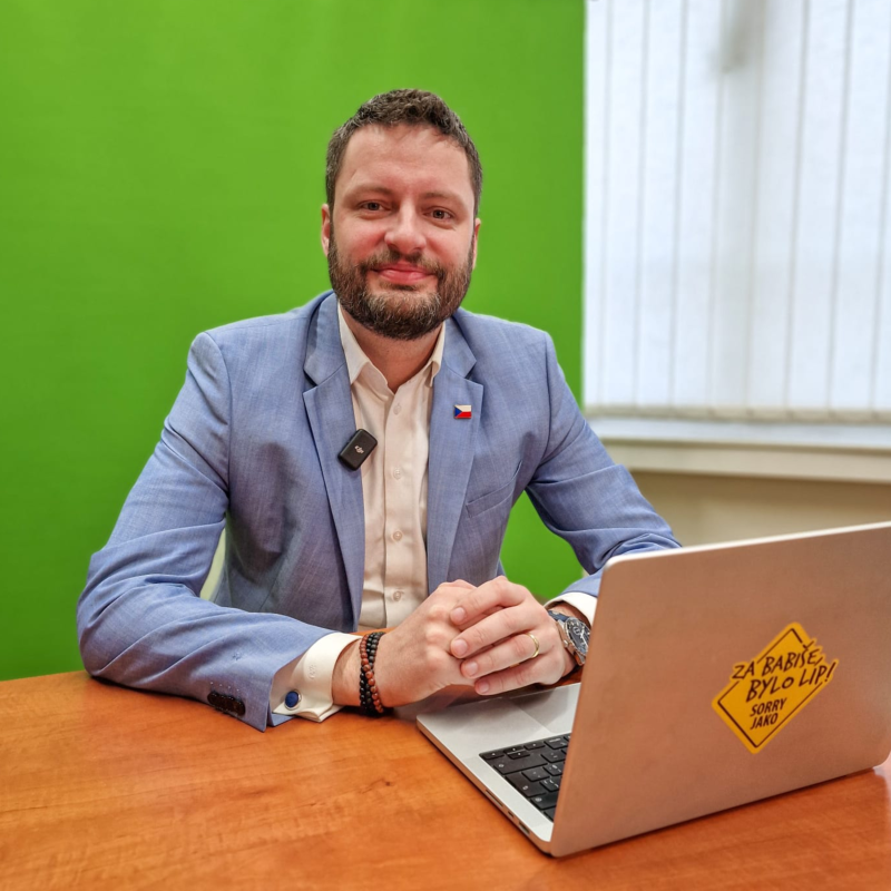 Obrázek epizody Potápějící se Piráty opouští členové. Straně jde o placená místa, říká zakladatel. | Čau Praho #125